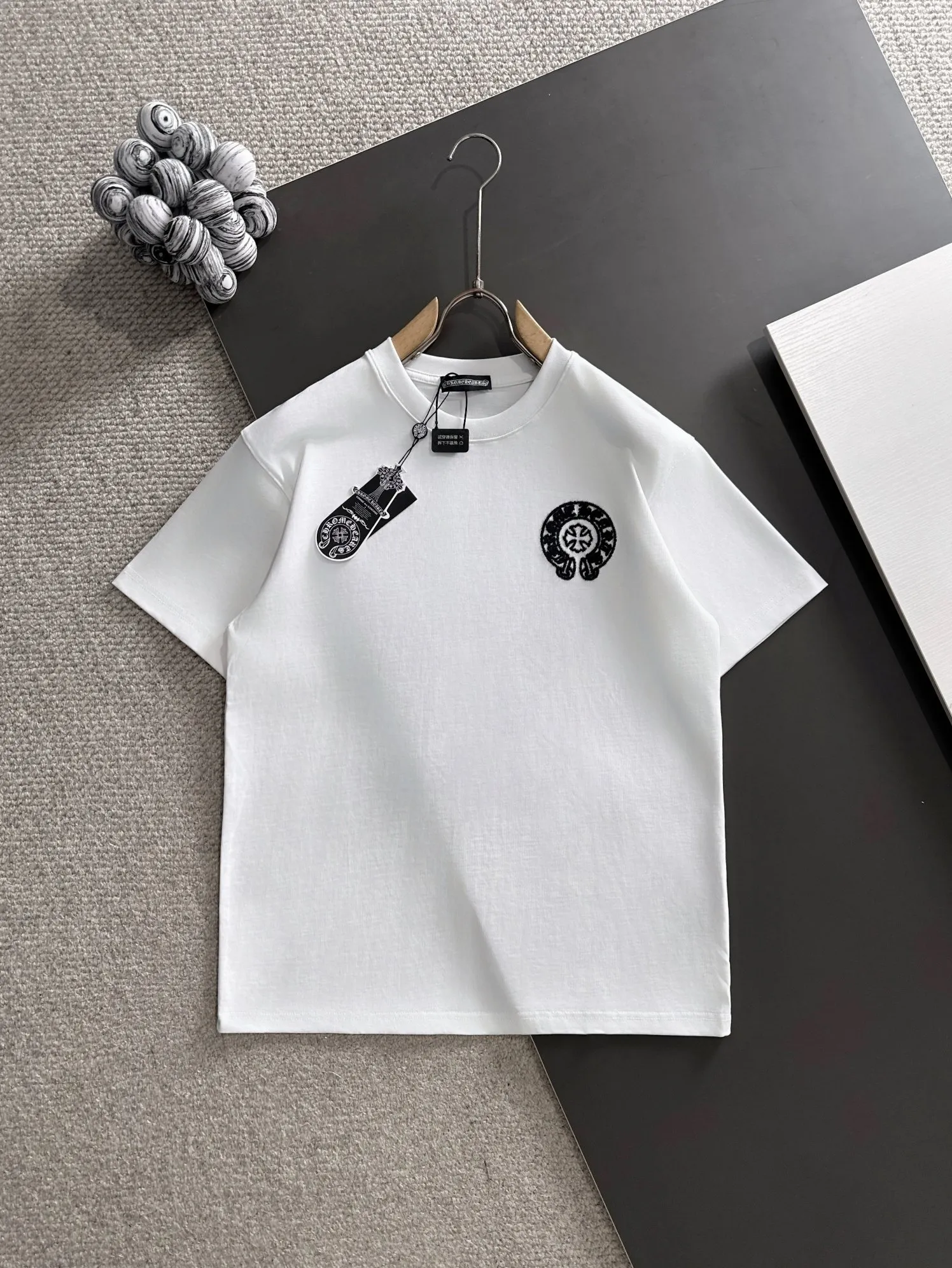 P220 Chrome Hearts* (exclusive quality in the market) hot style 2꯭0꯭2꯭6 new spring and autumn short sleeves ❤ Original ⌚️ high version Chrome Hearts The fabric is made of 380g high-density pure cotton custom fabric. It does not deform or shrink. The three-dimensional drape is amazing. Process introduction: Use wool embroidery technology on the front and back. Color: White SIZE: S-XXL